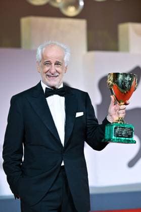Venice Winners Red Carpet AM Toni Servillo poses with the Coppa Volpi for Best Actor for La Grazia attending the Winners Red Carpet of the 82nd Venice International Film Festival at the Lido in Venice, Italy on September 06, 2025. Photo by Aurore Marechal ABACAPRESS.COM Venice Italy  Copyright: xMarechalxAurore ABACAx
