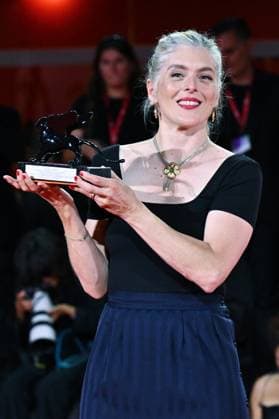 Venice Winners Red Carpet AM Valerie Donzelli poses with the Best Screenplay Award for À pied d’œuvre (At Work) attending the Winners Red Carpet of the 82nd Venice International Film Festival at the Lido in Venice, Italy on September 06, 2025. Photo by Aurore Marechal ABACAPRESS.COM Venice Italy  Copyright: xMarechalxAurore ABACAx