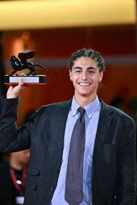 Venice Winners Red Carpet AM Giacomo Covi poses with Orizzonti Best Actor Award for Un Anno di Scuola (A Year of School) attending the Winners Red Carpet of the 82nd Venice International Film Festival at the Lido in Venice, Italy on September 06, 2025. Photo by Aurore Marechal ABACAPRESS.COM Venice Italy  Copyright: xMarechalxAurore ABACAx