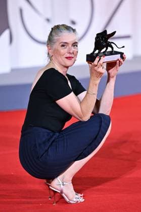 Venice Winners Red Carpet AM Valerie Donzelli poses with the Best Screenplay Award for À pied d’œuvre (At Work) attending the Winners Red Carpet of the 82nd Venice International Film Festival at the Lido in Venice, Italy on September 06, 2025. Photo by Aurore Marechal ABACAPRESS.COM Venice Italy  Copyright: xMarechalxAurore ABACAx