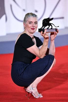 Venice Winners Red Carpet AM Valerie Donzelli poses with the Best Screenplay Award for À pied d’œuvre (At Work) attending the Winners Red Carpet of the 82nd Venice International Film Festival at the Lido in Venice, Italy on September 06, 2025. Photo by Aurore Marechal ABACAPRESS.COM Venice Italy  Copyright: xMarechalxAurore ABACAx