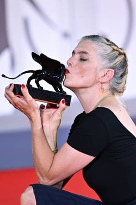 Venice Winners Red Carpet AM Valerie Donzelli poses with the Best Screenplay Award for À pied d’œuvre (At Work) attending the Winners Red Carpet of the 82nd Venice International Film Festival at the Lido in Venice, Italy on September 06, 2025. Photo by Aurore Marechal ABACAPRESS.COM Venice Italy  Copyright: xMarechalxAurore ABACAx