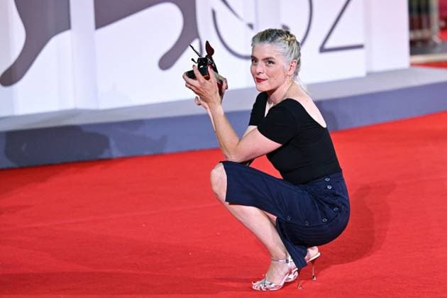 Venice Winners Red Carpet AM Valerie Donzelli poses with the Best Screenplay Award for À pied d’œuvre (At Work) attending the Winners Red Carpet of the 82nd Venice International Film Festival at the Lido in Venice, Italy on September 06, 2025. Photo by Aurore Marechal ABACAPRESS.COM Venice Italy  Copyright: xMarechalxAurore ABACAx