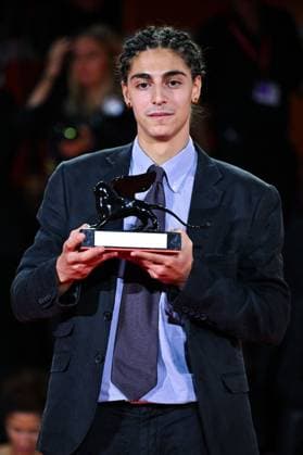 Venice Winners Red Carpet AM Giacomo Covi poses with Orizzonti Best Actor Award for Un Anno di Scuola (A Year of School) attending the Winners Red Carpet of the 82nd Venice International Film Festival at the Lido in Venice, Italy on September 06, 2025. Photo by Aurore Marechal ABACAPRESS.COM Venice Italy  Copyright: xMarechalxAurore ABACAx