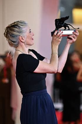 Venice Winners Red Carpet AM Valerie Donzelli poses with the Best Screenplay Award for À pied d’œuvre (At Work) attending the Winners Red Carpet of the 82nd Venice International Film Festival at the Lido in Venice, Italy on September 06, 2025. Photo by Aurore Marechal ABACAPRESS.COM Venice Italy  Copyright: xMarechalxAurore ABACAx
