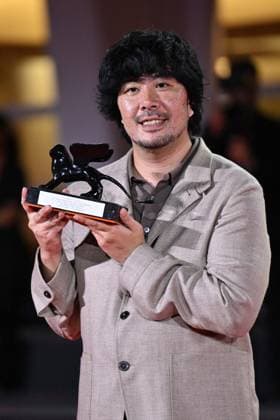 Venice Winners Red Carpet AM Akio Fujimoto poses with the Orizzonti Special Jury Prize for Harà Watan ( Lost Land ) attending the Winners Red Carpet of the 82nd Venice International Film Festival at the Lido in Venice, Italy on September 06, 2025. Photo by Aurore Marechal ABACAPRESS.COM Venice Italy  Copyright: xMarechalxAurore ABACAx