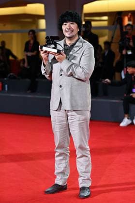 Venice Winners Red Carpet AM Akio Fujimoto poses with the Orizzonti Special Jury Prize for Harà Watan ( Lost Land ) attending the Winners Red Carpet of the 82nd Venice International Film Festival at the Lido in Venice, Italy on September 06, 2025. Photo by Aurore Marechal ABACAPRESS.COM Venice Italy  Copyright: xMarechalxAurore ABACAx