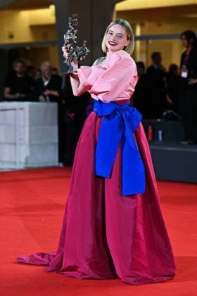 Venice Winners Red Carpet AM Luna Wedler poses with the Marcello Mastroianni Award for Best Young Actress for Silent Friend attending the Winners Red Carpet of the 82nd Venice International Film Festival at the Lido in Venice, Italy on September 06, 2025. Photo by Aurore Marechal ABACAPRESS.COM Venice Italy  Copyright: xMarechalxAurore ABACAx