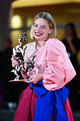 Venice Winners Red Carpet AM Luna Wedler poses with the Marcello Mastroianni Award for Best Young Actress for Silent Friend attending the Winners Red Carpet of the 82nd Venice International Film Festival at the Lido in Venice, Italy on September 06, 2025. Photo by Aurore Marechal ABACAPRESS.COM Venice Italy  Copyright: xMarechalxAurore ABACAx