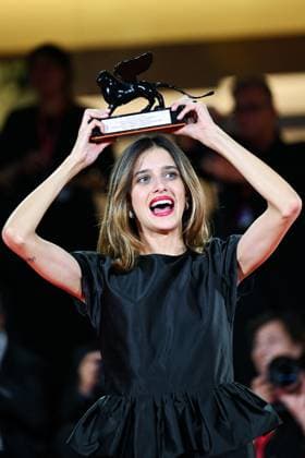 Venice Winners Red Carpet AM Benedetta Porcaroli poses with the Orizzonti Best Actress Award for Il Rapimento Di Arabella (The Kidnapping Of Arabella) attending the Winners Red Carpet of the 82nd Venice International Film Festival at the Lido in Venice, Italy on September 06, 2025. Photo by Aurore Marechal ABACAPRESS.COM Venice Italy  Copyright: xMarechalxAurore ABACAx