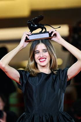 Venice Winners Red Carpet AM Benedetta Porcaroli poses with the Orizzonti Best Actress Award for Il Rapimento Di Arabella (The Kidnapping Of Arabella) attending the Winners Red Carpet of the 82nd Venice International Film Festival at the Lido in Venice, Italy on September 06, 2025. Photo by Aurore Marechal ABACAPRESS.COM Venice Italy  Copyright: xMarechalxAurore ABACAx