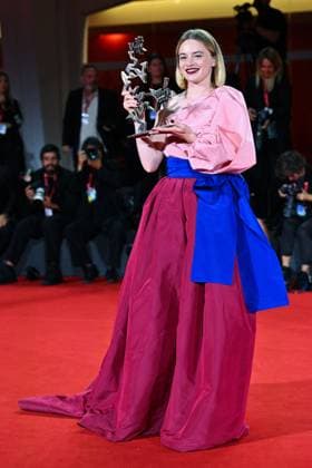 Venice Winners Red Carpet AM Luna Wedler poses with the Marcello Mastroianni Award for Best Young Actress for Silent Friend attending the Winners Red Carpet of the 82nd Venice International Film Festival at the Lido in Venice, Italy on September 06, 2025. Photo by Aurore Marechal ABACAPRESS.COM Venice Italy  Copyright: xMarechalxAurore ABACAx