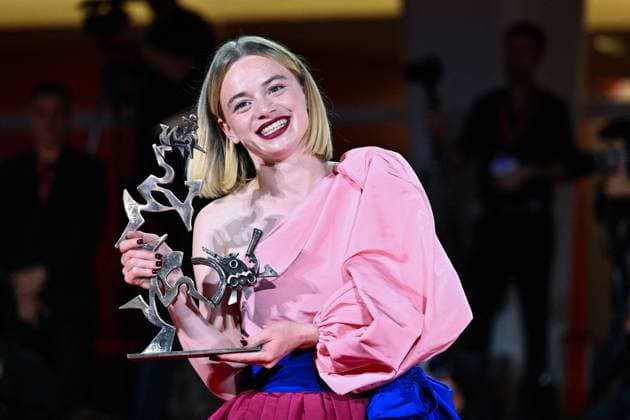 Venice Winners Red Carpet AM Luna Wedler poses with the Marcello Mastroianni Award for Best Young Actress for Silent Friend attending the Winners Red Carpet of the 82nd Venice International Film Festival at the Lido in Venice, Italy on September 06, 2025. Photo by Aurore Marechal ABACAPRESS.COM Venice Italy  Copyright: xMarechalxAurore ABACAx