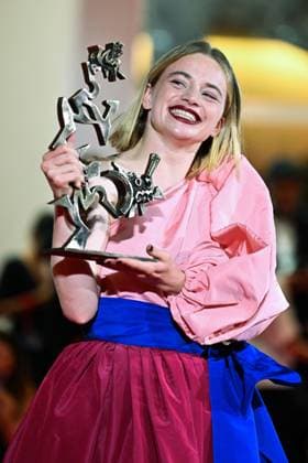 Venice Winners Red Carpet AM Luna Wedler poses with the Marcello Mastroianni Award for Best Young Actress for Silent Friend attending the Winners Red Carpet of the 82nd Venice International Film Festival at the Lido in Venice, Italy on September 06, 2025. Photo by Aurore Marechal ABACAPRESS.COM Venice Italy  Copyright: xMarechalxAurore ABACAx
