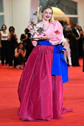 Venice Winners Red Carpet AM Luna Wedler poses with the Marcello Mastroianni Award for Best Young Actress for Silent Friend attending the Winners Red Carpet of the 82nd Venice International Film Festival at the Lido in Venice, Italy on September 06, 2025. Photo by Aurore Marechal ABACAPRESS.COM Venice Italy  Copyright: xMarechalxAurore ABACAx