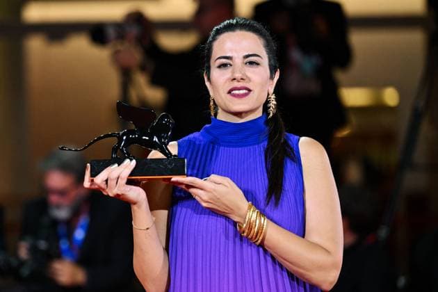 Venice Winners Red Carpet AM Negar Motevalymeidanshah poses with the Venice Immersive Special Jury Prize for Less Than 5gr of Saffron attending the Winners Red Carpet of the 82nd Venice International Film Festival at the Lido in Venice, Italy on September 06, 2025. Photo by Aurore Marechal ABACAPRESS.COM Venice Italy  Copyright: xMarechalxAurore ABACAx