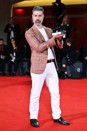 Venice Winners Red Carpet AM David Pablos poses with the Orizzonti Best Film Award for En el camino (On the Road) attending the Winners Red Carpet of the 82nd Venice International Film Festival at the Lido in Venice, Italy on September 06, 2025. Photo by Aurore Marechal ABACAPRESS.COM Venice Italy  Copyright: xMarechalxAurore ABACAx