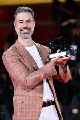 Venice Winners Red Carpet AM David Pablos poses with the Orizzonti Best Film Award for En el camino (On the Road) attending the Winners Red Carpet of the 82nd Venice International Film Festival at the Lido in Venice, Italy on September 06, 2025. Photo by Aurore Marechal ABACAPRESS.COM Venice Italy  Copyright: xMarechalxAurore ABACAx