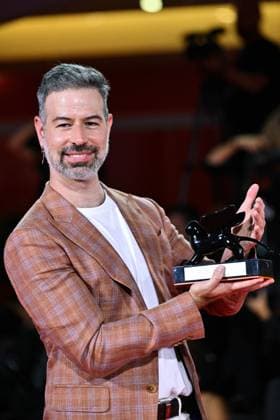 Venice Winners Red Carpet AM David Pablos poses with the Orizzonti Best Film Award for En el camino (On the Road) attending the Winners Red Carpet of the 82nd Venice International Film Festival at the Lido in Venice, Italy on September 06, 2025. Photo by Aurore Marechal ABACAPRESS.COM Venice Italy  Copyright: xMarechalxAurore ABACAx