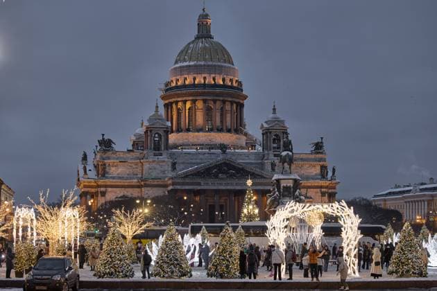 IMAGO Creative, Winter, In der Stadt Russia, St.Petersburg, 30 December 2023: a snow-covered New Year s city decorated for the celebration of the new year, the golden dome of St. Isaac s Cathedral, walking tourists Russia, St.Petersburg, 30 December 2023: a snow-covered New Year s city decorated for the celebration of the new year, the golden dome of St. Isaac s Cathedral, walking tourists. High quality photo, 64980560.jpg RECORD DATE NOT STATED