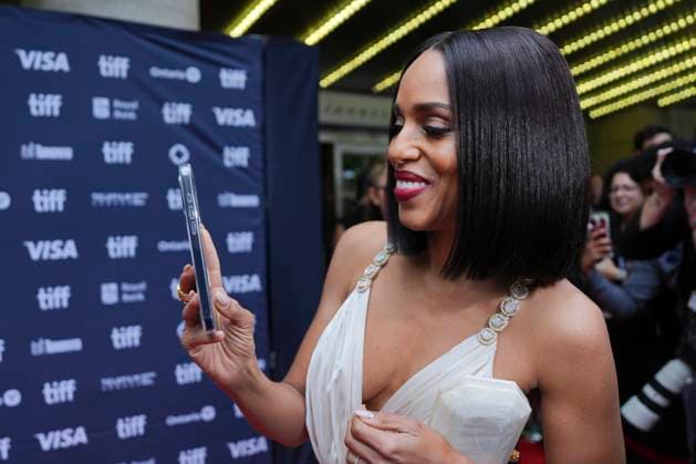 September 6, 2025, Toronto, On, CAN: Kerry Washington takes a photo as she arrives on the red carpet to promote the film Wake Up Dead Man: A Knives Out Mystery at the Toronto International Film Festival, in Toronto, Saturday, Sept. 6, 2025. Toronto CAN  - ZUMAc35_ 20250906_zaf_c35_122 Copyright: xChrisxYoungx