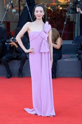 Closing ceremony red carpet in Venice Lido, Italy - 06 Sep 2025 A guest attends the closing ceremony red carpet of 82nd Venice Film Festival in Venice Lido at Palazzo del Cinema. Venice Lido Italy Copyright: xMarioxCartellix xSOPAxImagesx _DSC7752