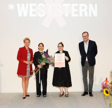 06.09.2025. Düsseldorf. Der neu ins Leben gerufene Weststern-Förderpreis 2025 geht an vier Kunstvereine in Nordrhein-Westfalen. Mit dem Preis sollen Kunstvereine unterstützt werden, die mit besonderen Konzepten und hohem bürgerschaftlichem Einsatz neue Impulse für die Kunstlandschaft in NRW setzen. Das gesamte Fördervolumen beträgt 100.000 Euro. Aus 13 nominierten Institutionen wählte eine Jury die Preisträger aus. In der Kategorie Außergewöhnliches Jahresprogramm wird der Kunstverein Bielefeld ausgezeichnet. Hier v. li.: Ina Brandes, NRW-Ministerin für Kultur und Wissenschaft, die Direktorinnen des Kunstvereins Bielefeld Victoria Tarak und Katharina Klang sowie Jan Fischer. Düsseldorf Kunnstsammlung K20 Nordrhein-Westfalen Deutsch