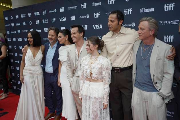 2025 Toronto International Film Festival - Wake Up Dead Man: A Knives Out Mystery Premiere (L-R) Kerry Washington, Ram Bergman, Mila Kunis, Andrew Scott, Cailee Spaeny, Daryl McCormack, Daniel Craig attend the red carpet for the ˜Wake Up Dead Man: A Knives Out Mystery™ premiere during the 2025 Toronto International Film Festival at Princess of Wales Theatre. on September 6, 2025 in Toronto, Canada. (Photo by Leonardo Ramirez Eyepix Group) Copyright: xLeonardoxRamirez xEyepixxGroupx LR_06092025_167817