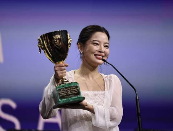(250907) -- VENICE, Sept. 7, 2025 -- Xin Zhilei speaks after winning the Best Actress award of the 82nd Venice Film Festival in Venice, Italy, Sept. 6, 2025. Chinese actress Xin Zhilei won the Best Actress award Saturday night at the 82nd Venice Film Festival for her role in The Sun Rises on Us All. ) ITALY-VENICE-FILM FESTIVAL-BEST ACTRESS-XIN ZHILEI LixJing 