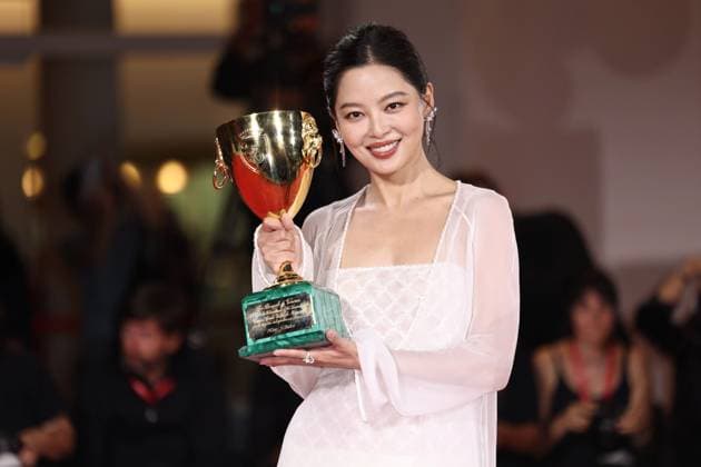 (250907) -- VENICE, Sept. 7, 2025 -- Xin Zhilei poses for a photo with the trophy after winning the Best Actress award of the 82nd Venice Film Festival in Venice, Italy, Sept. 6, 2025. Chinese actress Xin Zhilei won the Best Actress award Saturday night at the 82nd Venice Film Festival for her role in The Sun Rises on Us All. ) ITALY-VENICE-FILM FESTIVAL-BEST ACTRESS-XIN ZHILEI LixJing 