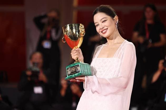 (250907) -- VENICE, Sept. 7, 2025 -- Xin Zhilei poses for a photo with the trophy after winning the Best Actress award of the 82nd Venice Film Festival in Venice, Italy, Sept. 6, 2025. Chinese actress Xin Zhilei won the Best Actress award Saturday night at the 82nd Venice Film Festival for her role in The Sun Rises on Us All. ) ITALY-VENICE-FILM FESTIVAL-BEST ACTRESS-XIN ZHILEI LixJing 