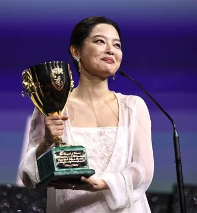 (250907) -- VENICE, Sept. 7, 2025 -- Xin Zhilei poses for a photo with the trophy after winning the Best Actress award of the 82nd Venice Film Festival in Venice, Italy, Sept. 6, 2025. Chinese actress Xin Zhilei won the Best Actress award Saturday night at the 82nd Venice Film Festival for her role in The Sun Rises on Us All. ) ITALY-VENICE-FILM FESTIVAL-BEST ACTRESS-XIN ZHILEI LixJing 