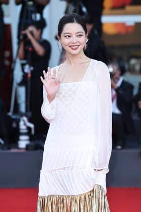 (250907) -- VENICE, Sept. 7, 2025 -- Xin Zhilei poses at the red carpet during the 82nd Venice Film Festival in Venice, Italy, Sept. 6, 2025. Chinese actress Xin Zhilei won the Best Actress award Saturday night at the 82nd Venice Film Festival for her role in The Sun Rises on Us All. ) ITALY-VENICE-FILM FESTIVAL-BEST ACTRESS-XIN ZHILEI LixJing 