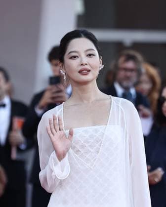 (250907) -- VENICE, Sept. 7, 2025 -- Xin Zhilei poses at the red carpet during the 82nd Venice Film Festival in Venice, Italy, Sept. 6, 2025. Chinese actress Xin Zhilei won the Best Actress award Saturday night at the 82nd Venice Film Festival for her role in The Sun Rises on Us All. ) ITALY-VENICE-FILM FESTIVAL-BEST ACTRESS-XIN ZHILEI LixJing 