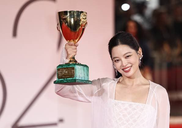 (250907) -- VENICE, Sept. 7, 2025 -- Xin Zhilei poses for a photo with the trophy after winning the Best Actress award of the 82nd Venice Film Festival in Venice, Italy, Sept. 6, 2025. Chinese actress Xin Zhilei won the Best Actress award Saturday night at the 82nd Venice Film Festival for her role in The Sun Rises on Us All. ) ITALY-VENICE-FILM FESTIVAL-BEST ACTRESS-XIN ZHILEI LixJing 