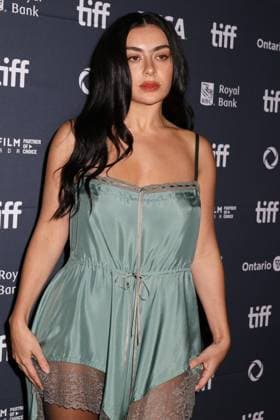 50eme Festival du Film de Toronto 06 Septembre 2025 50th Toronto International Film Festival Red carpet of the film Sacrifice Charli xcx 448402 2025 09 06 Toronto Canada  Copyright: xIsabellexVautierx xStarfacex STAR_448402_039