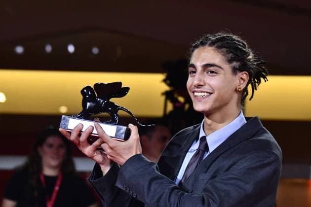 82eme Festival International du Film de Venise Mostra Remise des prix 82eme Festival International du Film de Venise Mostra de Venise AWARDS WINNERS Photocall on the Red Carpet, after the Ceremony, at the 82nd International Venice Film festival Giacomo Covi poses with Orizzonti Best Actor Award for Un Anno di Scuola A Year of School during the winners photocall 448403 2025 09 06 Venice Italy  Copyright: xThomasxBohlenx STAR_448403_003