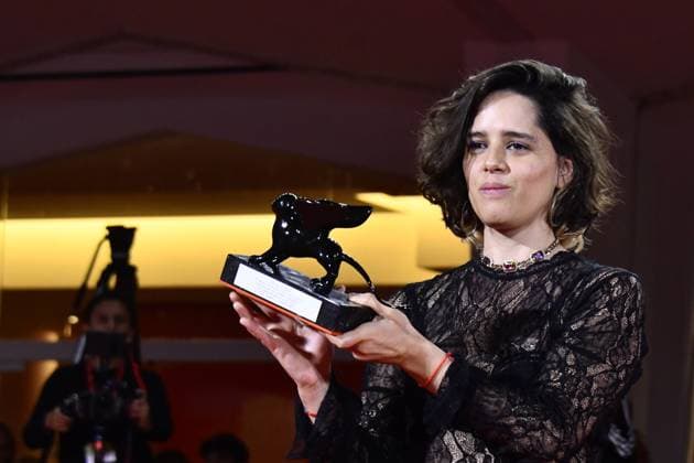 82eme Festival International du Film de Venise Mostra Remise des prix 82eme Festival International du Film de Venise Mostra de Venise AWARDS WINNERS Photocall on the Red Carpet, after the Ceremony, at the 82nd International Venice Film festival Ana Cristina Barragan poses with the Orizzonti Best Screenplay Award for Hiedra The Ivy during the winners photocall 448403 2025 09 06 Venice Italy  Copyright: xThomasxBohlenx STAR_448403_008