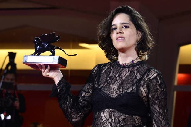 82eme Festival International du Film de Venise Mostra Remise des prix 82eme Festival International du Film de Venise Mostra de Venise AWARDS WINNERS Photocall on the Red Carpet, after the Ceremony, at the 82nd International Venice Film festival Ana Cristina Barragan poses with the Orizzonti Best Screenplay Award for Hiedra The Ivy during the winners photocall 448403 2025 09 06 Venice Italy  Copyright: xThomasxBohlenx STAR_448403_009