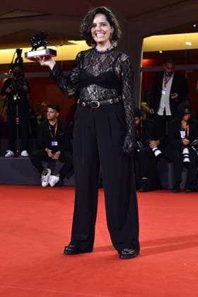 82eme Festival International du Film de Venise Mostra Remise des prix 82eme Festival International du Film de Venise Mostra de Venise AWARDS WINNERS Photocall on the Red Carpet, after the Ceremony, at the 82nd International Venice Film festival Ana Cristina Barragan poses with the Orizzonti Best Screenplay Award for Hiedra The Ivy during the winners photocall 448403 2025 09 06 Venice Italy  Copyright: xThomasxBohlenx STAR_448403_010
