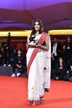 82e Festival International du Film de Venise Mostra Remise des prix 82eme Festival International du Film de Venise Mostra de Venise AWARDS WINNERS Photocall on the Red Carpet, after the Ceremony, at the 82nd International Venice Film festival Anuparna Roy poses with the Orizzonti Best Director Award for Songs of Forgotten Trees during the winners photocall 448403 2025 09 06 Venice Italy  Copyright: xThomasxBohlenx STAR_448403_012