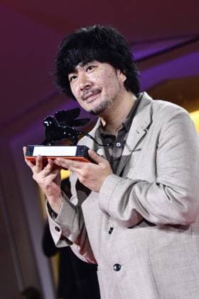 82eme Festival International du Film de Venise Mostra Remise des prix 82eme Festival International du Film de Venise Mostra de Venise AWARDS WINNERS Photocall on the Red Carpet, after the Ceremony, at the 82nd International Venice Film festival Akio Fujimoto poses with the Orizzonti Special Jury Prize for Harà Watan Lost Land during the winners photocall 448403 2025 09 06 Venice Italy  Copyright: xThomasxBohlenx STAR_448403_013