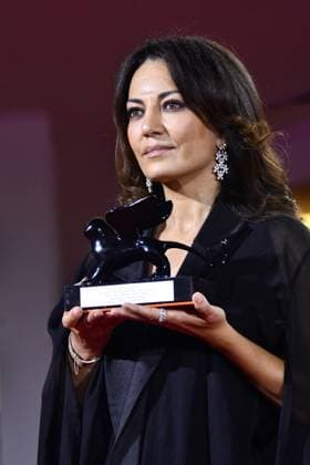 82eme Festival International du Film de Venise Mostra Remise des prix 82eme Festival International du Film de Venise Mostra de Venise AWARDS WINNERS Photocall on the Red Carpet, after the Ceremony, at the 82nd International Venice Film festival Maryam Touzani poses with the Venice Spotlight Armani Beauty Audience Award for Calle Malaga during the winners photocall 448403 2025 09 06 Venice Italy  Copyright: xThomasxBohlenx STAR_448403_014
