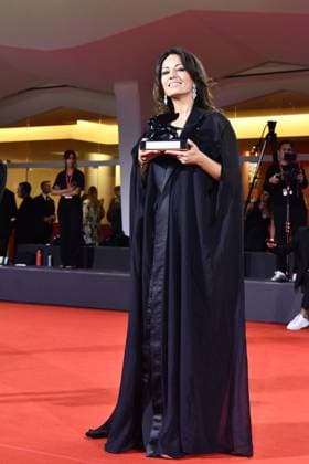82eme Festival International du Film de Venise Mostra Remise des prix 82eme Festival International du Film de Venise Mostra de Venise AWARDS WINNERS Photocall on the Red Carpet, after the Ceremony, at the 82nd International Venice Film festival Maryam Touzani poses with the Venice Spotlight Armani Beauty Audience Award for Calle Malaga during the winners photocall 448403 2025 09 06 Venice Italy  Copyright: xThomasxBohlenx STAR_448403_015