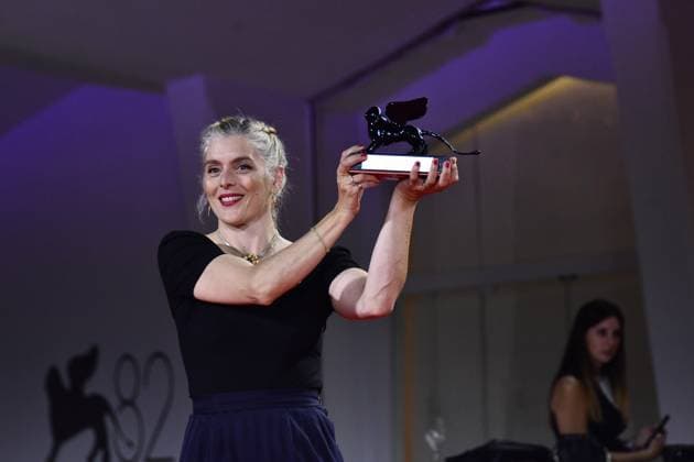 82e Festival International du Film de Venise Mostra Remise des prix 82eme Festival International du Film de Venise Mostra de Venise AWARDS WINNERS Photocall on the Red Carpet, after the Ceremony, at the 82nd International Venice Film festival Valérie Donzelli poses with the Best Screenplay Award for À pied dœuvre At Work during the winners photocall 448403 2025 09 06 Venice Italy  Copyright: xThomasxBohlenx STAR_448403_020