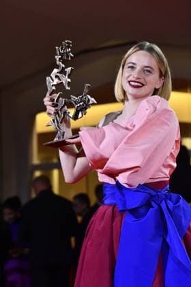 82eme Festival International du Film de Venise Mostra Remise des prix 82eme Festival International du Film de Venise Mostra de Venise AWARDS WINNERS Photocall on the Red Carpet, after the Ceremony, at the 82nd International Venice Film festival Luna Wedler poses with the Marcello Mastroianni Award for Best Young Actress for Silent Friend during the winners photocall 448403 2025 09 06 Venice Italy  Copyright: xThomasxBohlenx STAR_448403_022