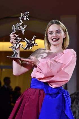 82eme Festival International du Film de Venise Mostra Remise des prix 82eme Festival International du Film de Venise Mostra de Venise AWARDS WINNERS Photocall on the Red Carpet, after the Ceremony, at the 82nd International Venice Film festival Luna Wedler poses with the Marcello Mastroianni Award for Best Young Actress for Silent Friend during the winners photocall 448403 2025 09 06 Venice Italy  Copyright: xThomasxBohlenx STAR_448403_023