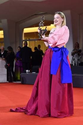 82eme Festival International du Film de Venise Mostra Remise des prix 82eme Festival International du Film de Venise Mostra de Venise AWARDS WINNERS Photocall on the Red Carpet, after the Ceremony, at the 82nd International Venice Film festival Luna Wedler poses with the Marcello Mastroianni Award for Best Young Actress for Silent Friend during the winners photocall 448403 2025 09 06 Venice Italy  Copyright: xThomasxBohlenx STAR_448403_024