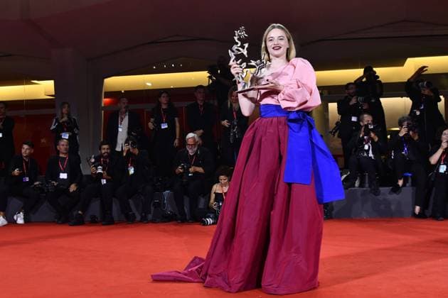 82eme Festival International du Film de Venise Mostra Remise des prix 82eme Festival International du Film de Venise Mostra de Venise AWARDS WINNERS Photocall on the Red Carpet, after the Ceremony, at the 82nd International Venice Film festival Luna Wedler poses with the Marcello Mastroianni Award for Best Young Actress for Silent Friend during the winners photocall 448403 2025 09 06 Venice Italy  Copyright: xThomasxBohlenx STAR_448403_027