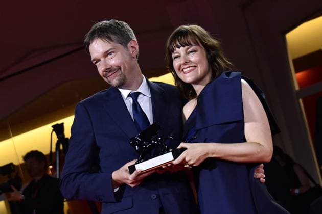 82eme Festival International du Film de Venise Mostra Remise des prix 82eme Festival International du Film de Venise Mostra de Venise AWARDS WINNERS Photocall on the Red Carpet, after the Ceremony, at the 82nd International Venice Film festival Victor Maes and Kate Voet pose with the Venice Immersive Achievement Prize for A Long Goodbye during the winners photocall 448403 2025 09 06 Venice Italy  Copyright: xThomasxBohlenx STAR_448403_033
